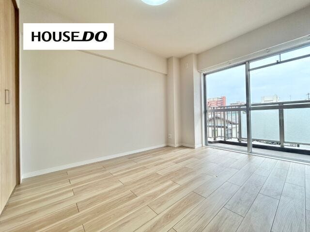 バルコニーに面した洋室は、自然光が入り、部屋全体が明るく感じられますよ♪