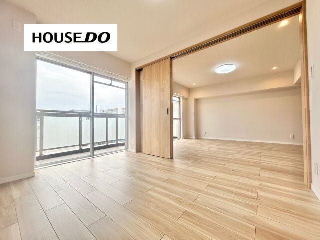 バルコニーに面した洋室は、自然光が入り、部屋全体が明るく感じられますよ♪