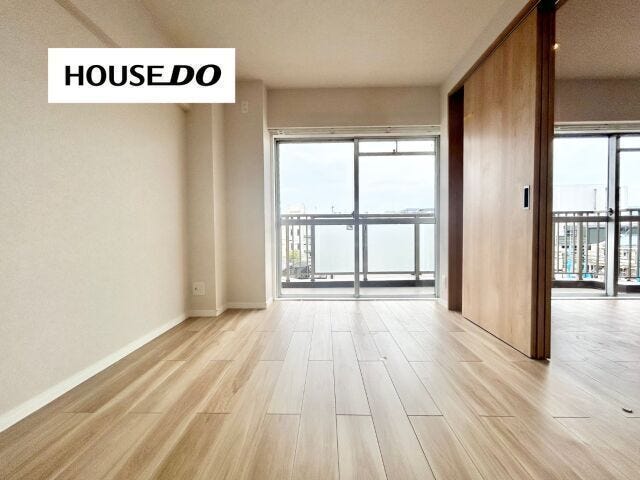 バルコニーに面した洋室は、自然光が入り、部屋全体が明るく感じられますよ♪