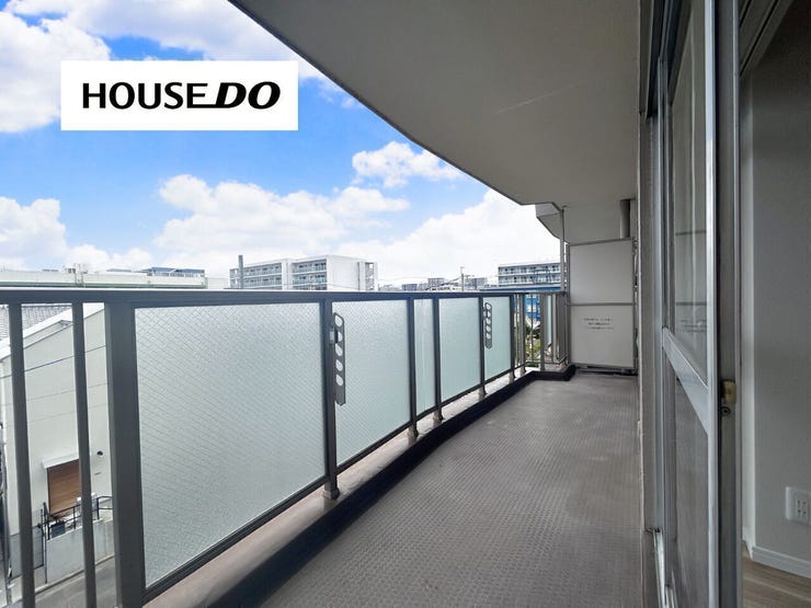 広々バルコニーで洗濯物を沢山干して頂けます♪