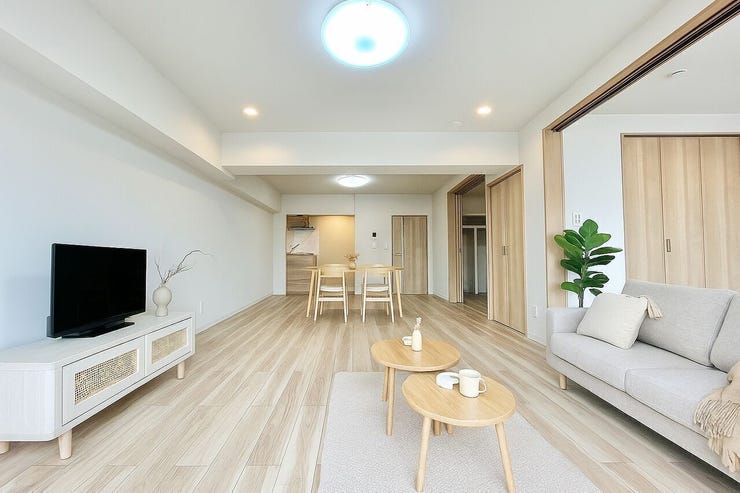 【リビング】
18帖超のリビングは、ゆとりある広さで家族が自然と集まれる空間に♪※AIでインテリアを配置したイメージ図です