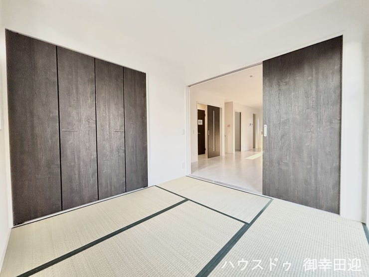 ■□■憩いと多用途の万能空間■□■ゲストをもてなし、昼寝や家事にも使える、畳のぬくもりが心地よい多目的スペース。