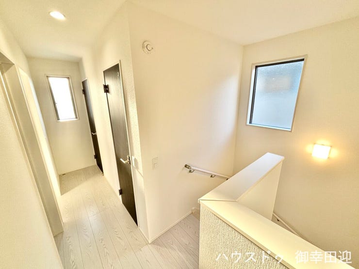 ■□■暮らしを繋ぐ、明るい動線■□■採光窓から光が差し込み、足元を優しく照らす。安全で快適な、家族の生活を支える縦の繋がりです。