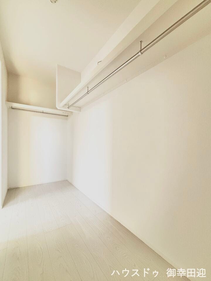 ■□■2階7.0帖洋室WIC■□■衣類から小物まで一ヶ所に集約。整理整頓がしやすく、毎日のコーディネートが楽しくなるゆとりの収納です。