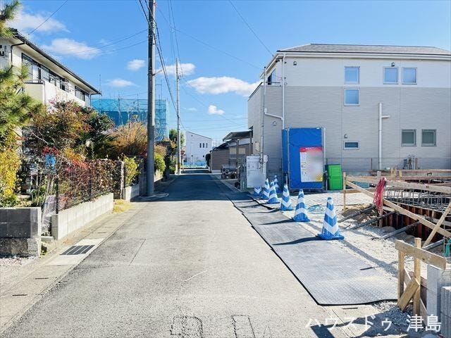 北側公道幅約4.0m。普通車が1台通れる道幅となります。大型車の通行が少ないので振動や騒音が抑えられます。駐車は並列で2台可能なのでご夫婦1台ずつ所有でき、車通勤でも安心です。