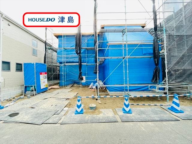 【外観】
佐屋小学校・佐屋中学校エリアに建つ新築一戸建て全1棟です。名鉄佐屋駅まで徒歩7分、通勤通学に便利です。リビングイン階段・対面式キッチンを採用した4LDKです。(2025年12月12日撮影)