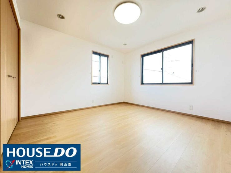 【採光良好!お子様のお部屋にも最適な明るい洋室】
明るい採光と使いやすいクローゼットが魅力のお部屋です。木の温もりが感じられるフローリングで、お子様も気持ちよく過ごせます!