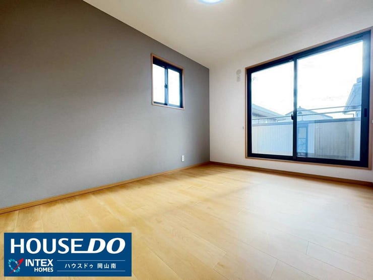 【モダンな雰囲気漂う、約8帖の洋室】
落ち着いたグレーのアクセントクロスがお洒落な雰囲気を演出!大きな窓から光がたっぷり入り、明るく開放的なお部屋です!