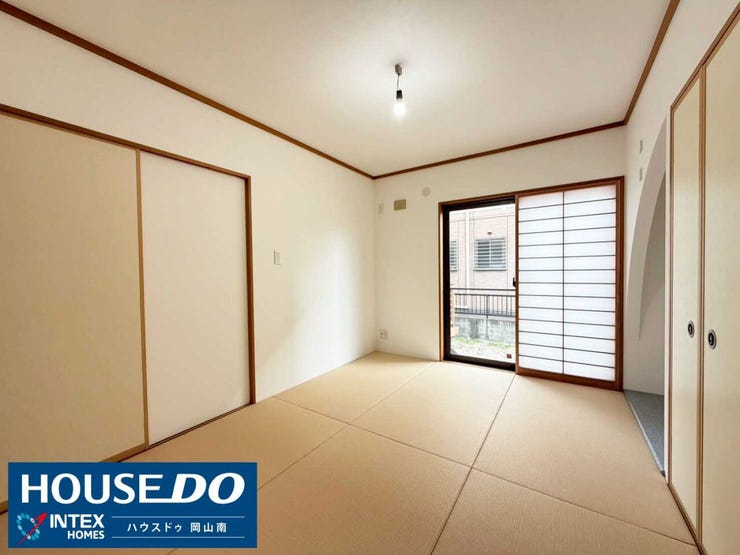 【心落ち着く和の空間で、リラックスタイムを】
畳の優しい香りと落ち着いた雰囲気に心が安らぎます。客間としてはもちろん、お子様と一緒に遊んだり、家族でゴロゴロ寛いだりするのに最適な空間です!