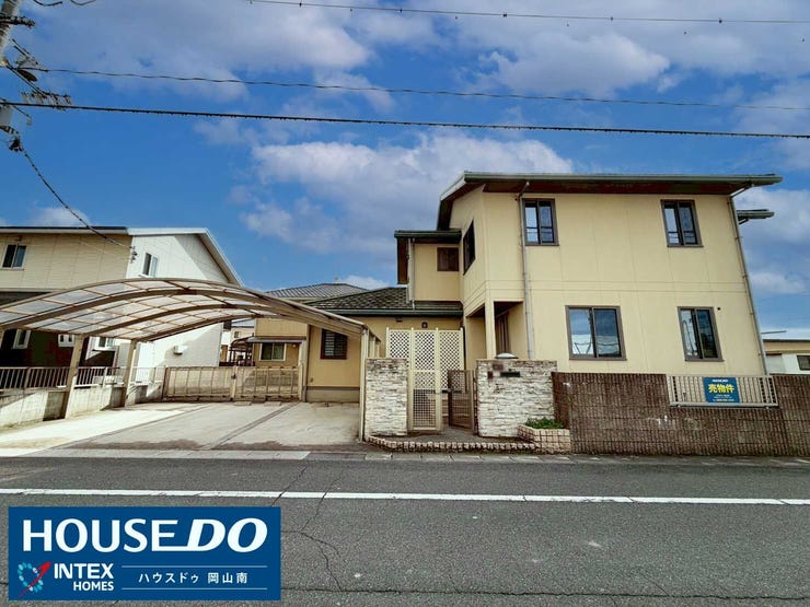 【外観】
【青空に映える、ゆったりとした佇まいの邸宅!】
青空の下に佇む堂々とした外観!開放感のある立地で、毎日気持ちよくお出かけできますね。カーポート付きで雨の日も安心。大切なお車も守れます!