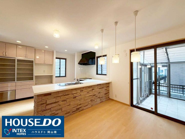 【光が差し込む!開放感あふれる明るいキッチン&ダイニング】
大きな窓から光がたっぷり差し込む明るいLDK!
おしゃれなペンダントライトと石目調のカウンターがLDKのアクセントに♪