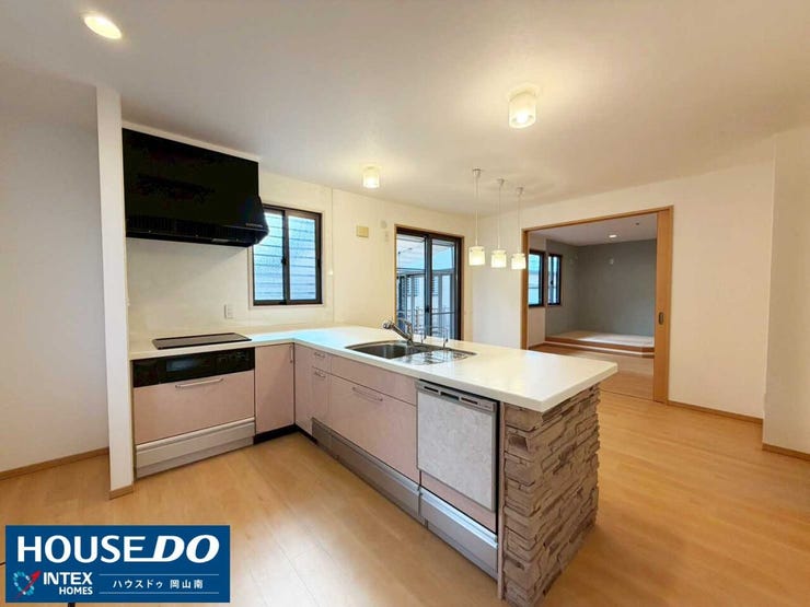 【家族の笑顔が集まる、明るい対面キッチン!】
リビングを見渡せる開放的な対面キッチン!忙しい朝も、お子様と会話しながら準備ができます!清潔感のあるホワイトのカウンターで、毎日のお料理を楽しく♪