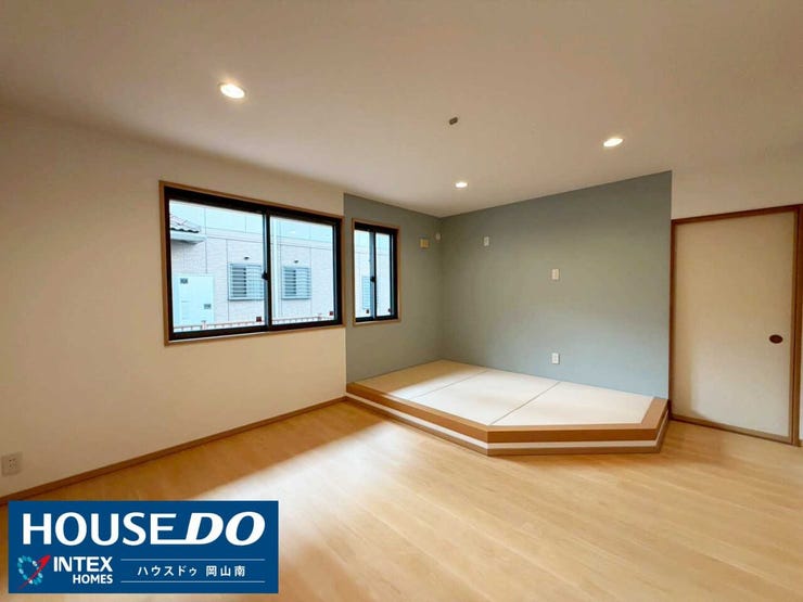 【ホッと一息つける、和みの小上がりスペース】
リビングの中に設けられた小上がりの畳コーナーが魅力的!お子様の遊び場やお昼寝スペースにもぴったり。壁の爽やかなアクセントカラーも素敵です!