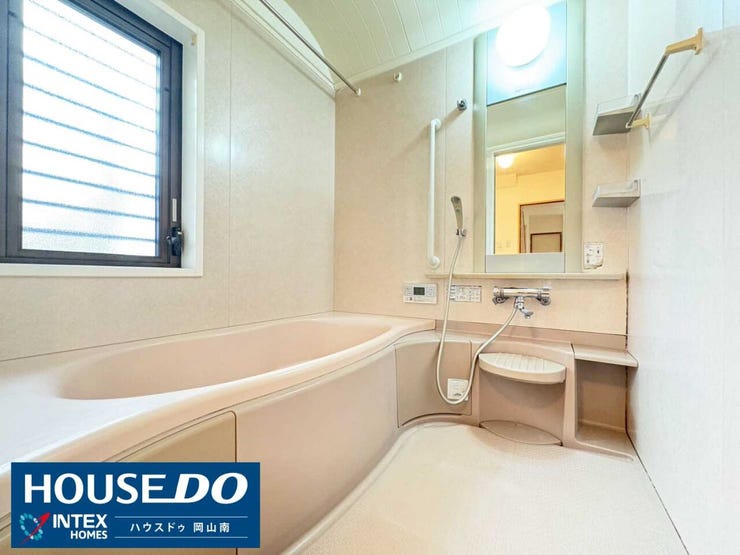 【窓付きで換気良好!ゆったりと寛げるバスルーム】
大きな浴槽で、一日の疲れをゆっくり癒せます。窓付きなので、カビの心配も少なく、いつも清潔に保てますね!