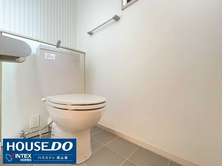 【白を基調とした清潔感あふれるトイレ】
白を基調とした、清潔感のあるトイレです!小窓から光が入り、明るく気持ちよく使えますね。毎日使う場所だからこそ、快適な空間は嬉しいポイントです!