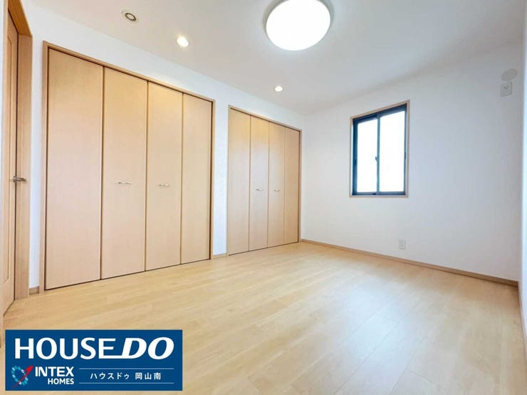 【収納力抜群!ゆったり過ごせる洋室】
大きなクローゼットが二つも並んだ、収納力に優れたお部屋です!ご夫婦の主寝室にぴったり。開放感のある広さで、快適なプライベート空間を演出します!