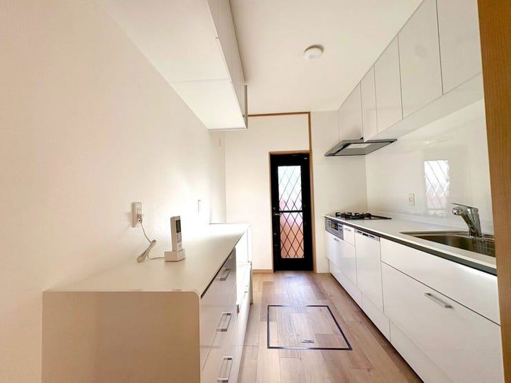 後ろにも収納スペースあり。勝手口も便利です