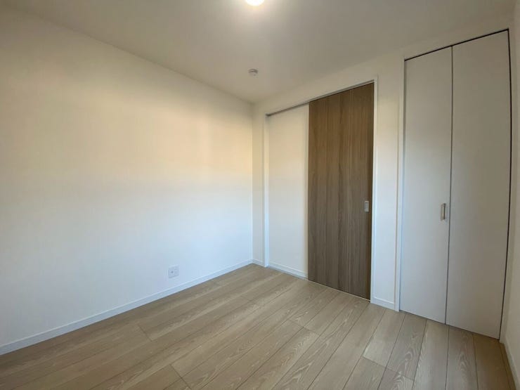 家具レイアウトがしやすいい癖のない洋室