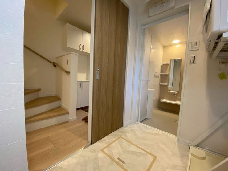 玄関入ってすぐ洗面スペース!
そのままリビングに繋がっているので帰宅後もスグくつろげます♪