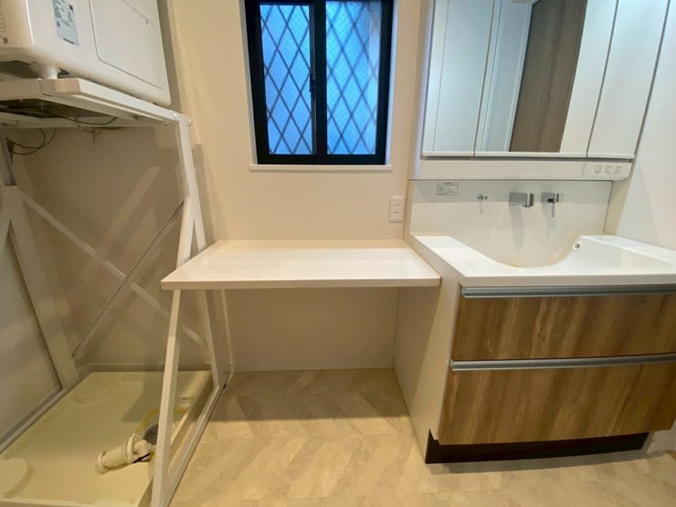 洗面台横に作業台もあり♪
洗濯→乾燥→アイロン ここで完結できる♪