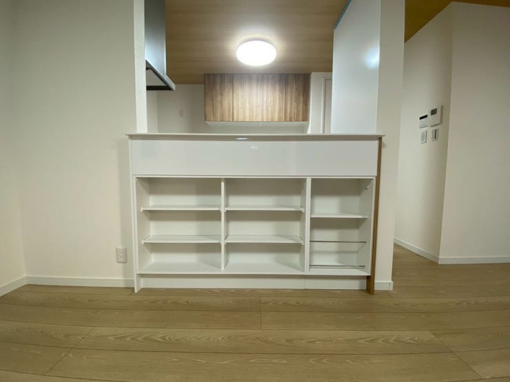 カウンターキッチンスペースの収納
子供たちの学校でも書類や荷物もここにしまっておけます♪