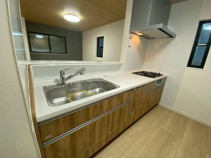 キッチンからリビングが見渡せるカウンターシステムキッチン
ご家族の様子も見れ安心
顔を見ての会話も楽しみながら調理していただけます♪