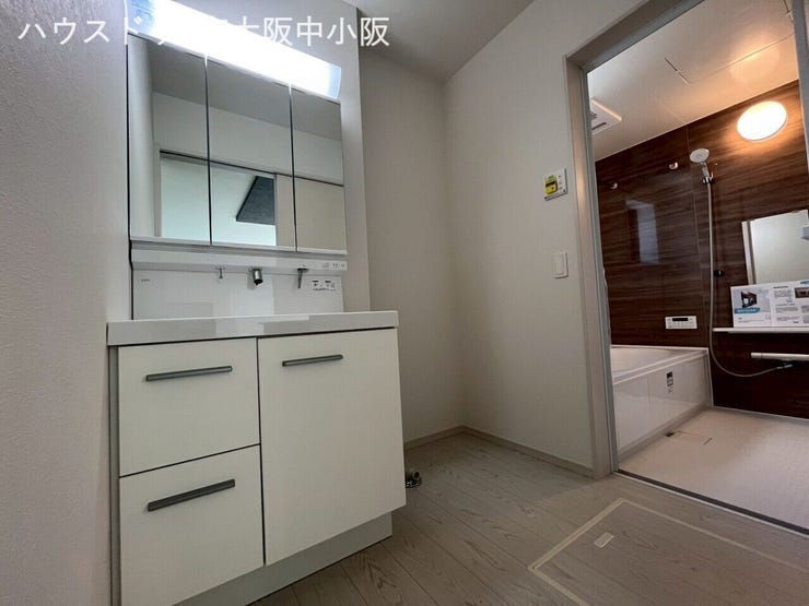 白基調の綺麗な洗面所
洗面台の下に収納もたっぷり