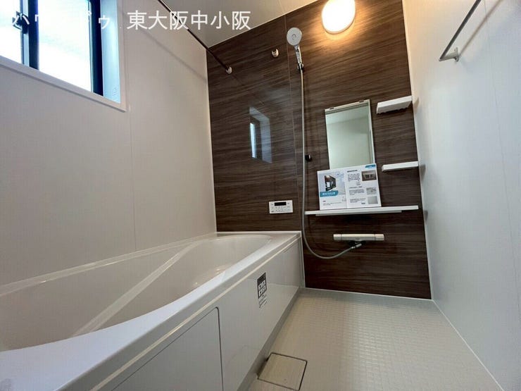 浴室1坪以上あります!お子様と一緒に入るのも楽しく過ごせちゃいます♪
小窓もついているので換気も安心♪