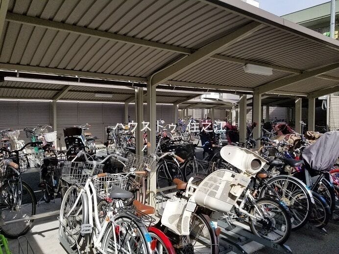 ★屋根付きの駐輪場ですので雨の日も安心。サドルが濡れる事も無いですね!