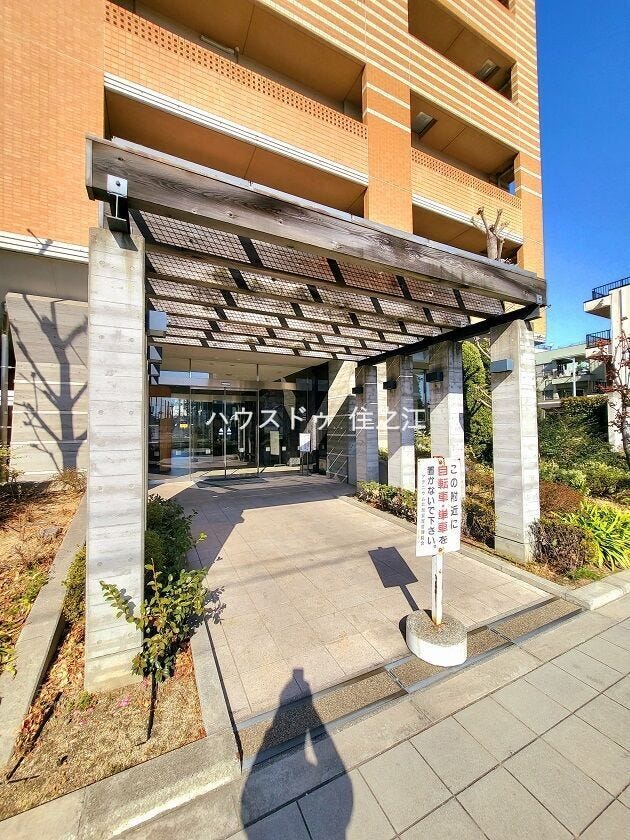 ★お洒落な印象のエントランス。大人の雰囲気を感じますね♪