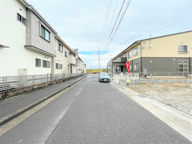 幅員約8mの前面道路です。広々としていて、街並みが開放的で圧迫感がありません。