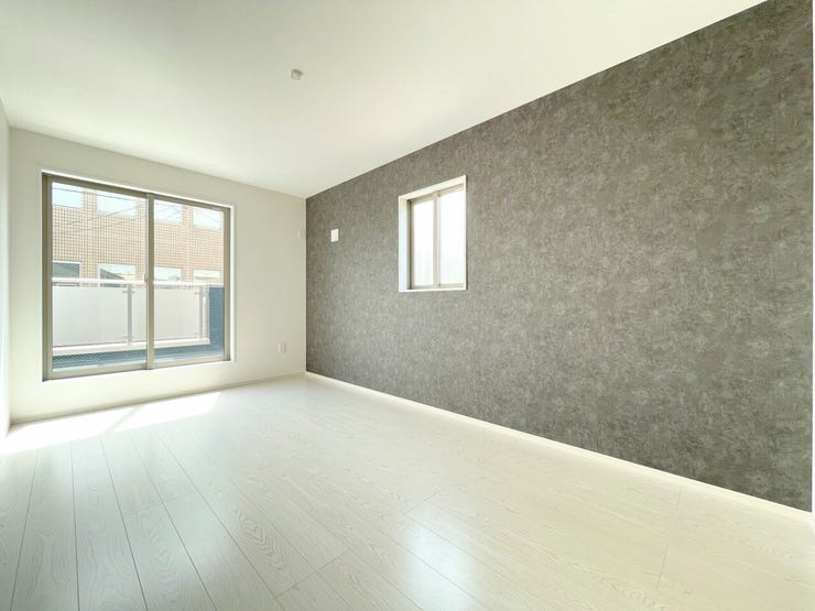 アクセントクロスで、
お部屋に落着き感のある大人の空間を演出。
外からの採光を取り入れることが出来るデザイン性の高い空間です。