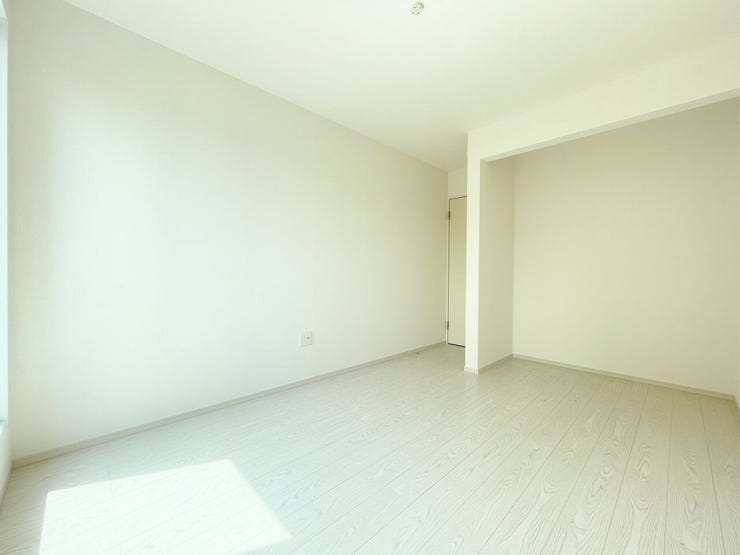 南側バルコニー部分から取り込まれる暖かな採光をお部屋全体に循環し、
陽が落ちるまで気持ちよく過ごすことのできるお部屋です。