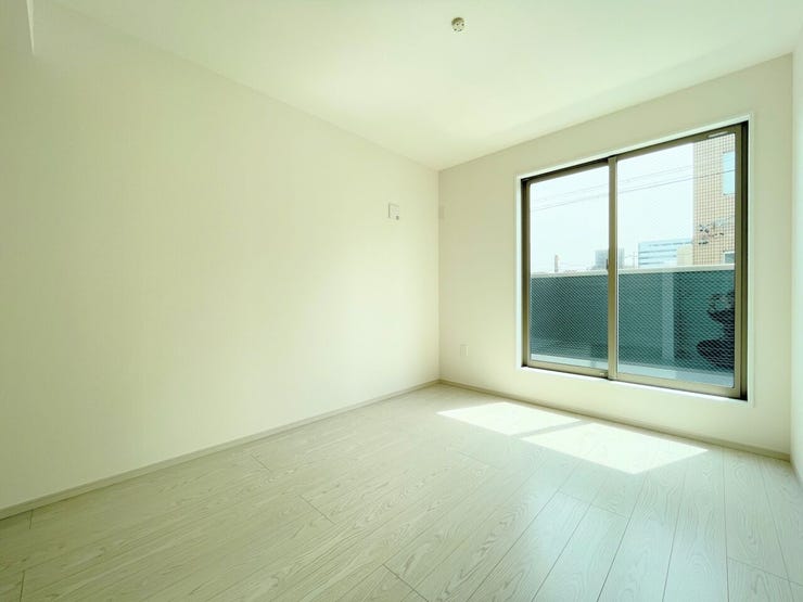 バルコニーに面したお部屋です。
お天気のいい日にはたっぷりと陽を取り込むことができ、
ベッドの上のお布団もふかふかになりそうですね。