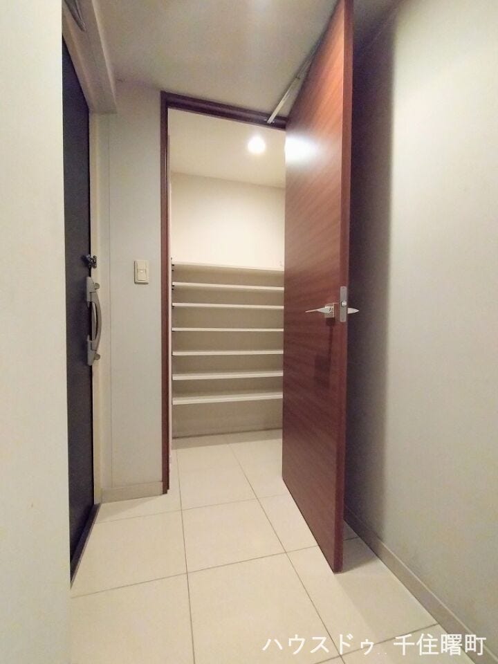 【大容量のシューズインクローゼットを完備】
ご家族の靴はもちろん、ベビーカーやゴルフバッグなど、室内には持ち込みにくい物もすっきりと収納できます。玄関をいつでも美しく広々と保つことができます。