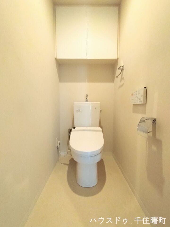 【トイレ】
清潔感あふれるトイレ。快適な温水洗浄便座を完備しています。上部には吊戸棚があり、トイレットペーパーのストックやお掃除用品の収納に便利です。毎日使う場所だからこそ嬉しい、快適な空間です。