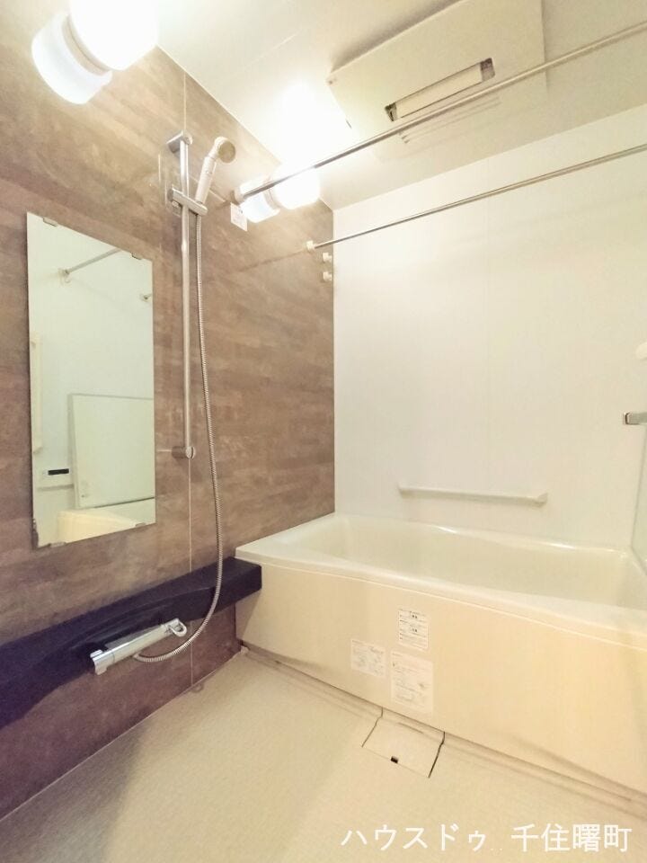 【浴室】
一日の疲れを癒やすリラックス空間のバスルーム。ダークなアクセントウォールが、ホテルのようなモダンで落ち着いた雰囲気を演出します。雨の日に便利な浴室乾燥機も完備しています。