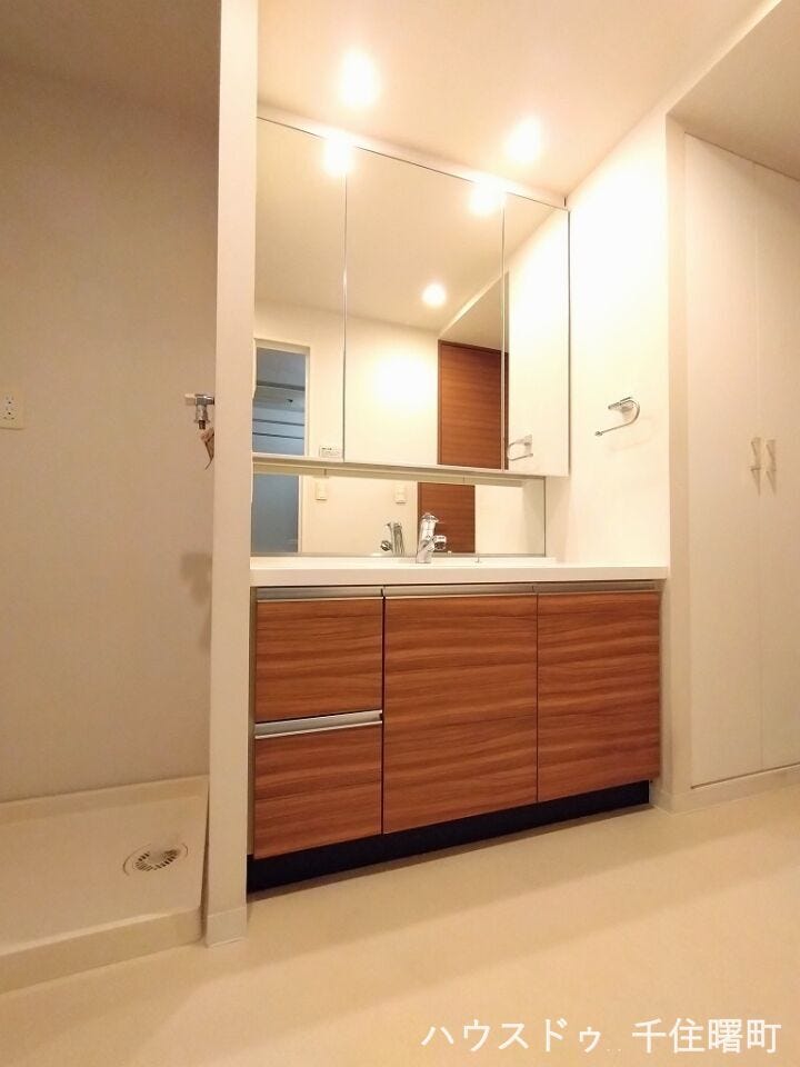 【洗面室】
横幅が広く使いやすい、大きな三面鏡付きの洗面化粧台です。鏡の裏は収納スペースになっており、化粧品などの小物もすっきりと片付きます。ワイドなカウンターで、忙しい朝の身支度も快適です。