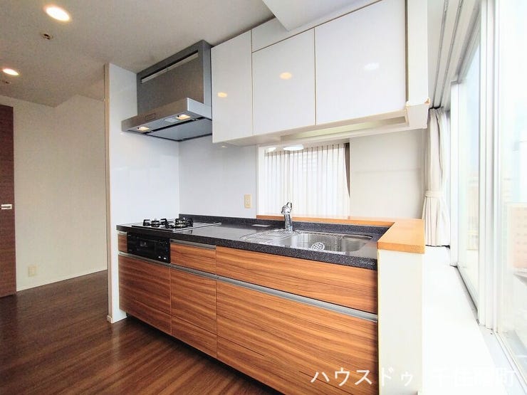 【キッチン】
ご家族と会話を楽しみながらお料理ができる、開放的なカウンターキッチン。3口ガスコンロ付きで、毎日のお料理もはかどります。美しい木目調のデザインが、温かみのあるお洒落な空間を演出します。