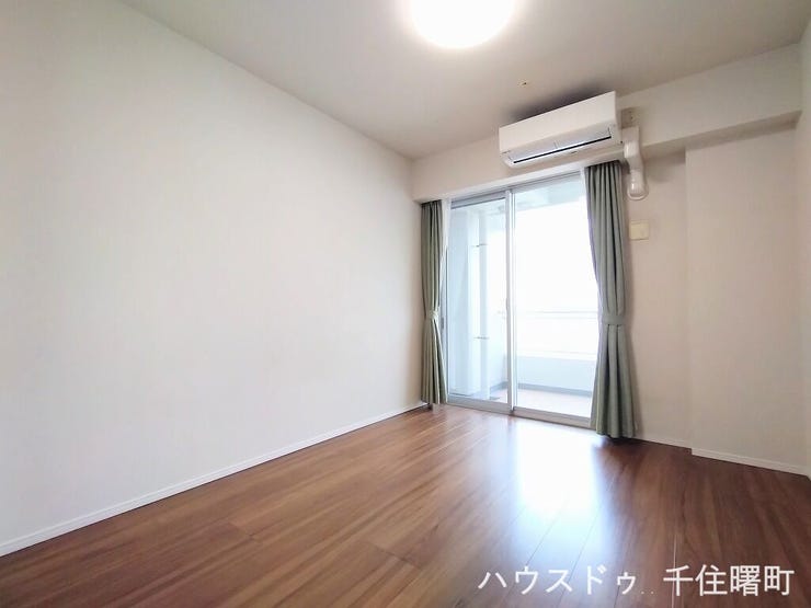 【洋室】
バルコニーに面した、明るく開放的な洋室です。エアコンが設置済みなので、ご入居後すぐに快適な生活をスタートできます。リビングとしても寝室としても使いやすい、ゆとりのある空間です。