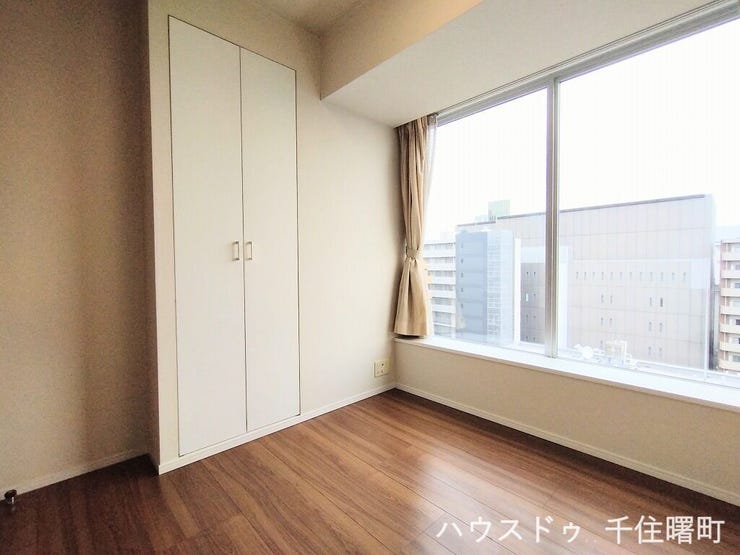 【大きな窓からたっぷりの光が差し込む明るい洋室】
クローゼットも完備!収納家具を置く必要がないためお部屋を広々と使えます。書斎や子供部屋等、ライフスタイルに合わせて多目的にご活用いただけます。