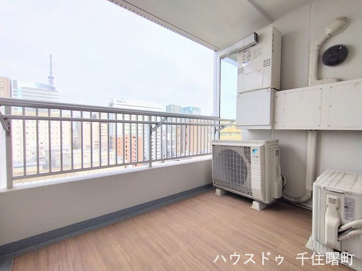 【バルコニー】
日当たり良好なバルコニーです。洗濯物も気持ちよく乾きます。ウッドデッキ風の床材がおしゃれな空間を演出し、椅子を置いてリフレッシュスペースとして活用するのもおすすめです。