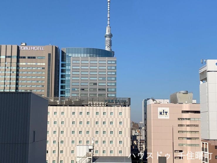 【眺望】
バルコニーからは、東京スカイツリーを望むことができます(天候による)。都心ならではの景色を毎日楽しめる、贅沢なロケーションです。夜には美しい夜景が広がり、一日の疲れを癒やしてくれます。