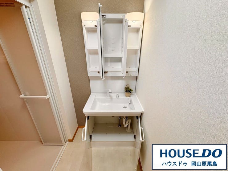 洗面脱衣所は、三面鏡タイプのシャンプードレッサーを完備!
ミラー裏に収納でき、生活感なくすっきり♪