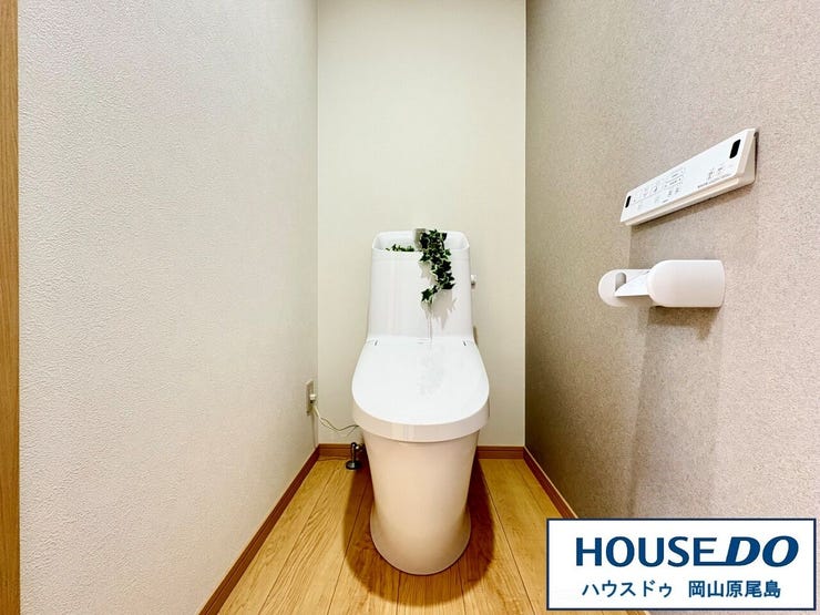 トイレは清潔感のある温水洗浄便座です。