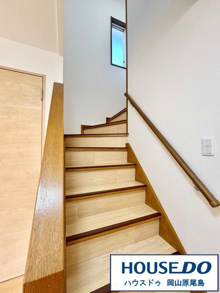 明るい窓からの自然光が、階段を優しく照らし、開放感のある空間を演出します。