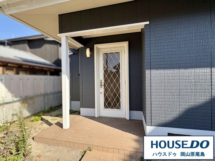 屋根付きなので、雨の日も傘の開閉や鍵の出し入れ時も濡れずに快適♪