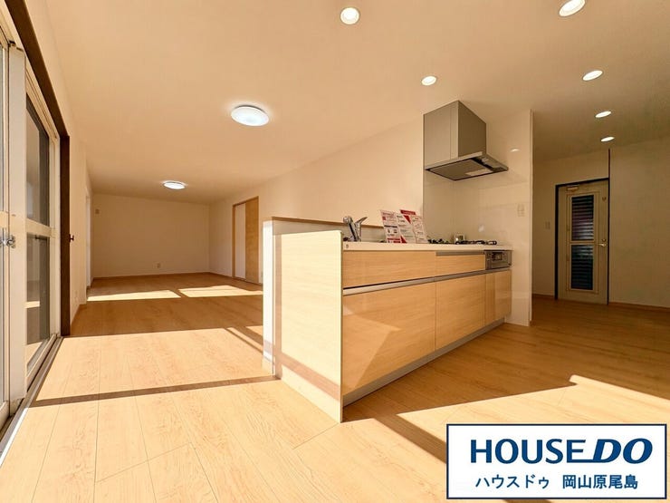 【リビング】
センス良く窓を配置することで、開放感溢れる明るく気持ちの良いLDK空間となっております♪