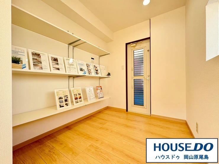 キッチン奥には、勝手口と窓のある明るい収納棚スペースもあります!