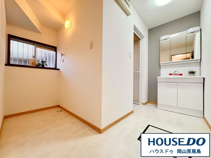 洗面スペースに窓があるので、朝の準備も明るい気分で出来ますね!湿気が溜まりやすい場所でもあるので、換気出来るのも嬉しいポイントです(^^)/